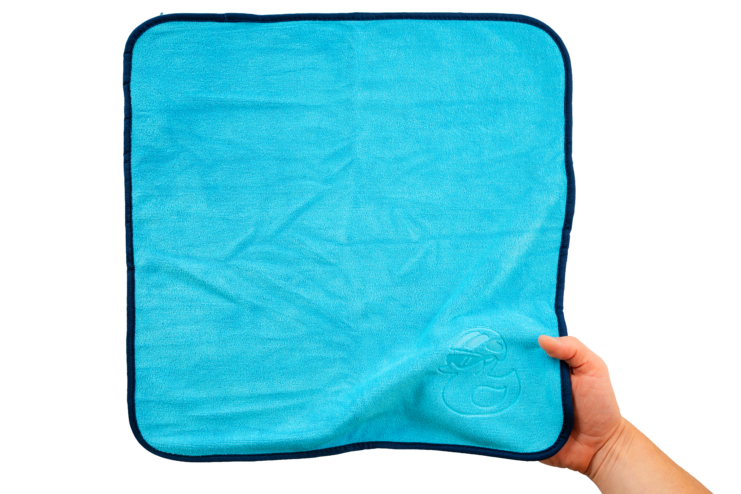 Eine Hand hält ein quadratisches, hellblaues Mikrofasertuch – Reinigungstücher 400 g/m² (4 Stück) – mit dunkelblauem Rand und einem geprägten Logo in einer Ecke, abgebildet vor einem schlichten weißen Hintergrund.