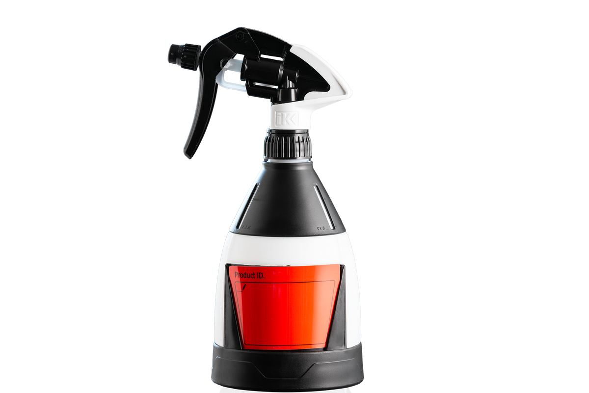 Eine weiß-schwarze IK Multi TR Mini 360º – 0,6 l Handsprühflasche mit einem roten Kennzeichnungsetikett auf der Vorderseite, geeignet als Sprühflasche für den Außenbereich.